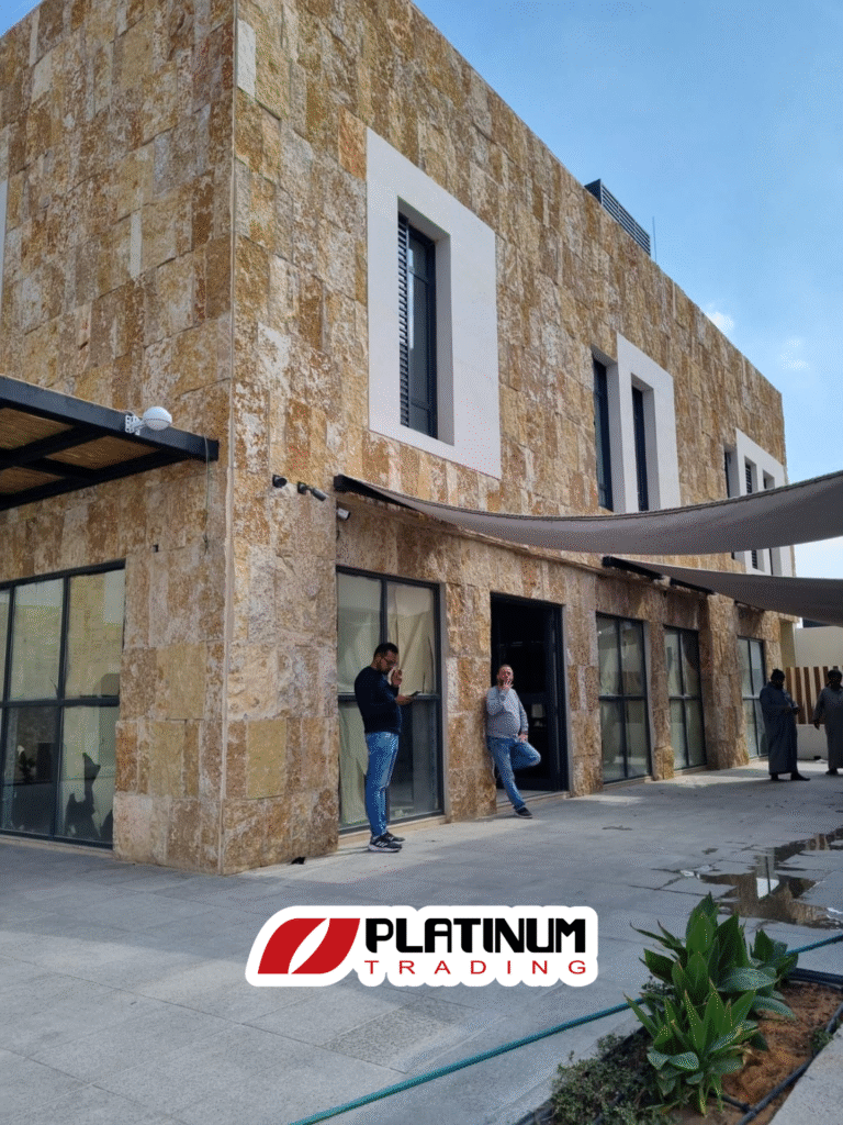 حجر طبيعي للواجهات في مشروع سكني حديث