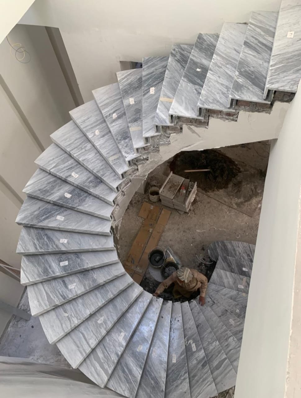 مشاكل تركيب الرخام وكيفية تجنبها (دليل مهم للمقاولين وأصحاب المنازل)