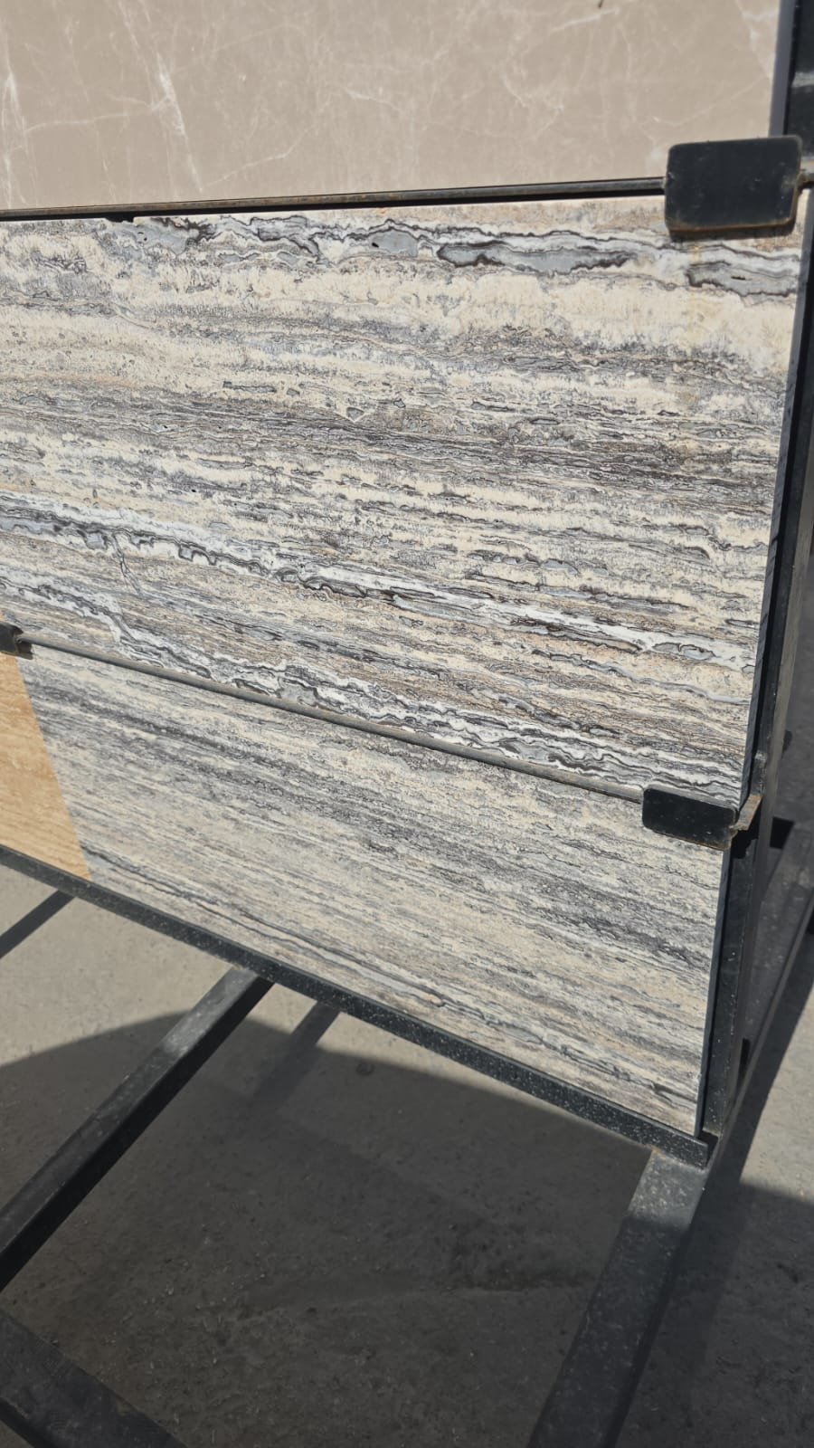 رخام ترافنتينو سيلفر – لمسة عصرية بملمس طبيعي