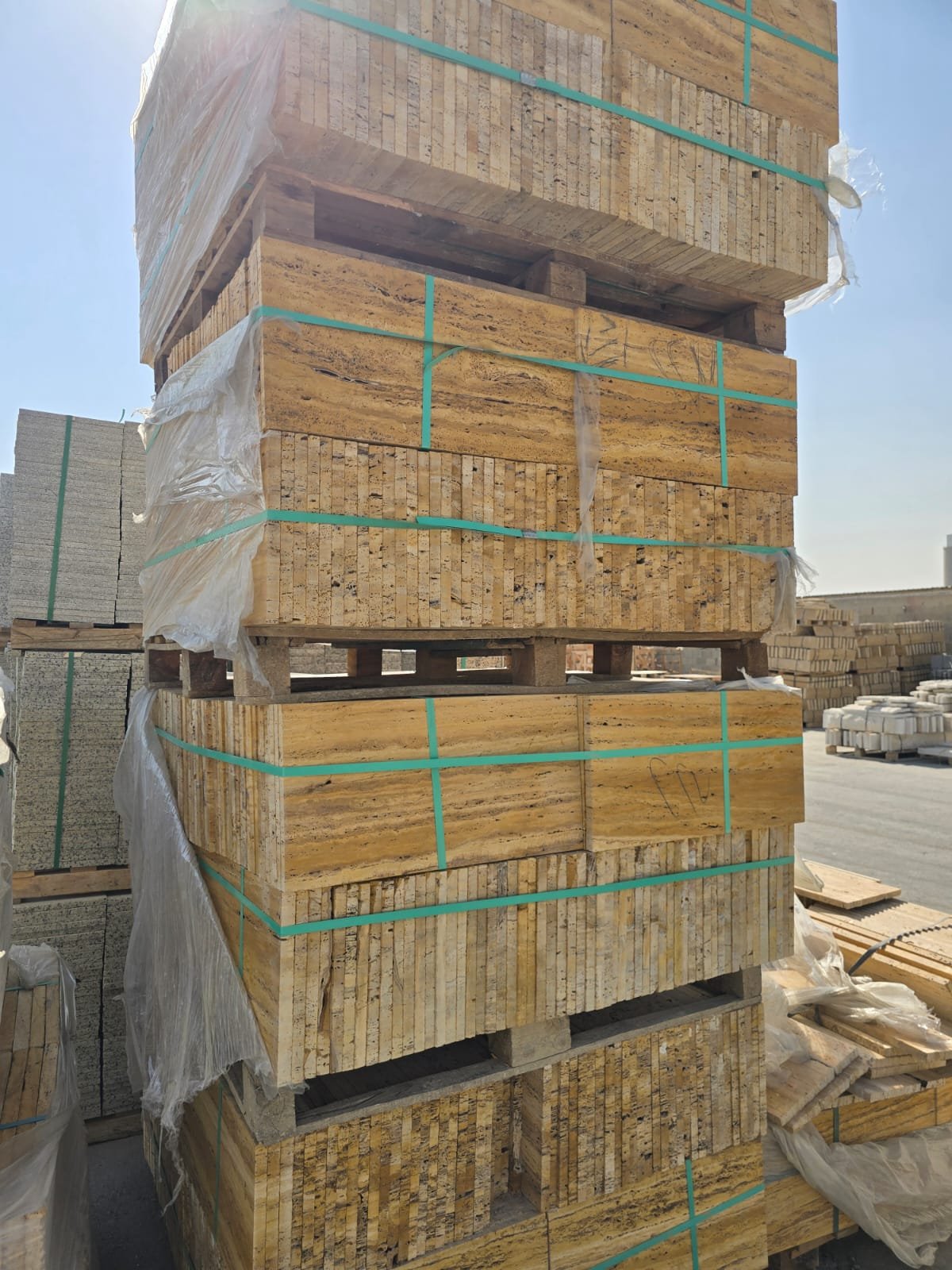 رخام ترافنتينو شلال أردني – مظهر طبيعي بعمق بصري مميز