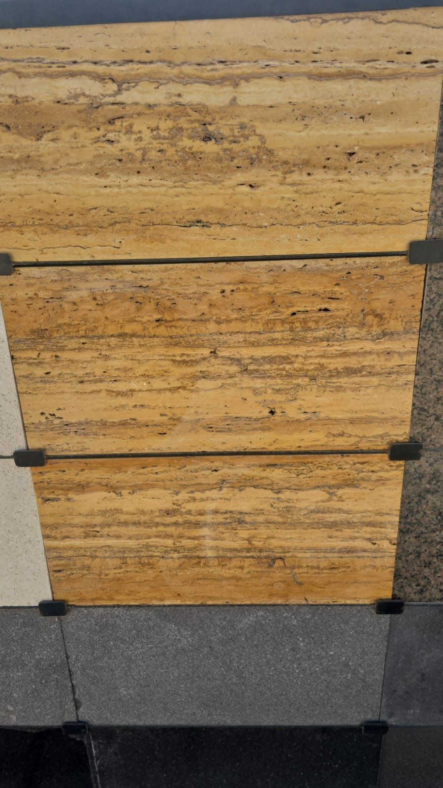 رخام ترافنتينو قطع خشبي أردني – طابع فريد للتصميم الداخلي