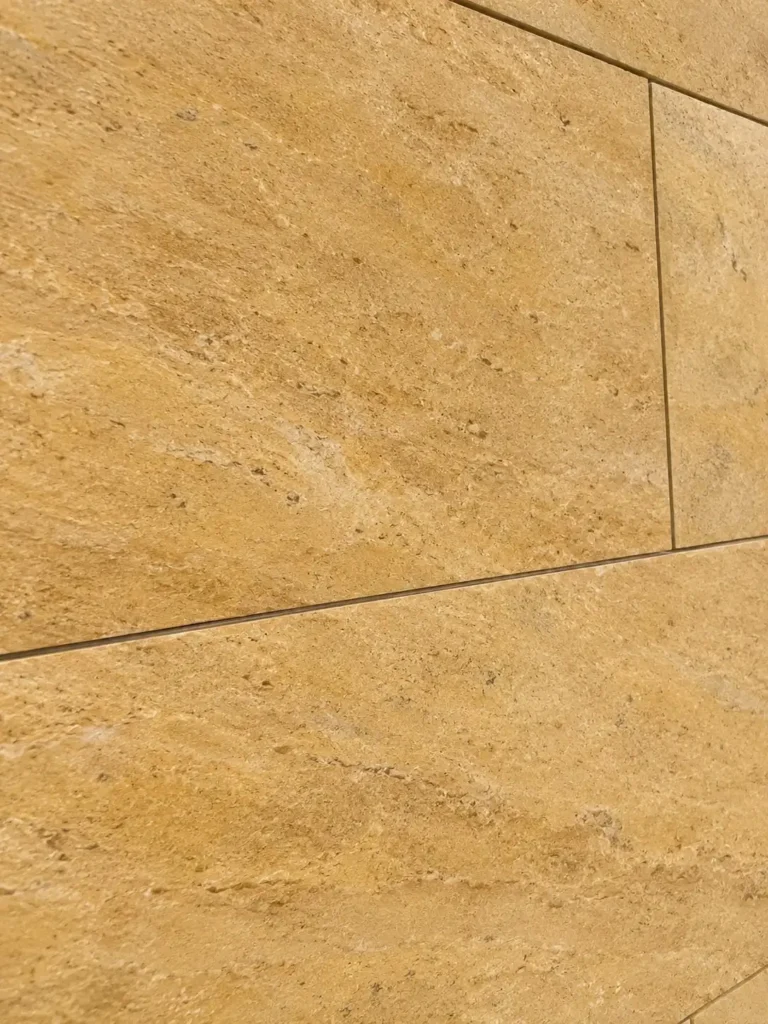 حجر الرياض الأصفر مركب على جدار بمقاسات مستطيلة