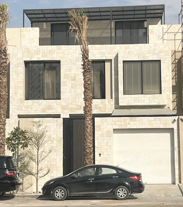 واجهة فيلا مكسوة بحجر التامبل الأبيض
